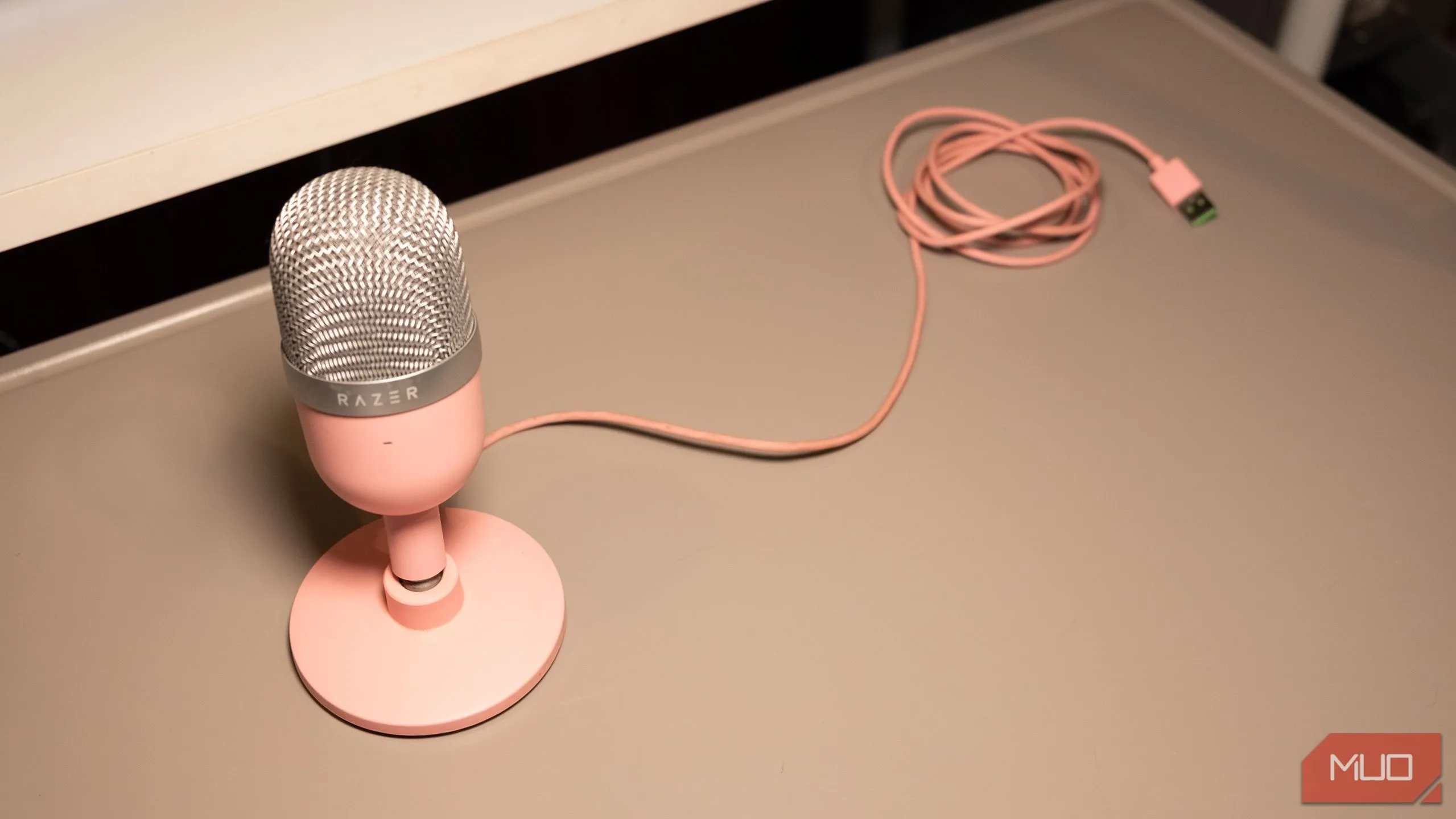 Micro USB Razer Seiren Mini nhỏ gọn đặt trên bàn làm việc, thể hiện sự tiện lợi và tối giản của dòng micro tụ điện USB.