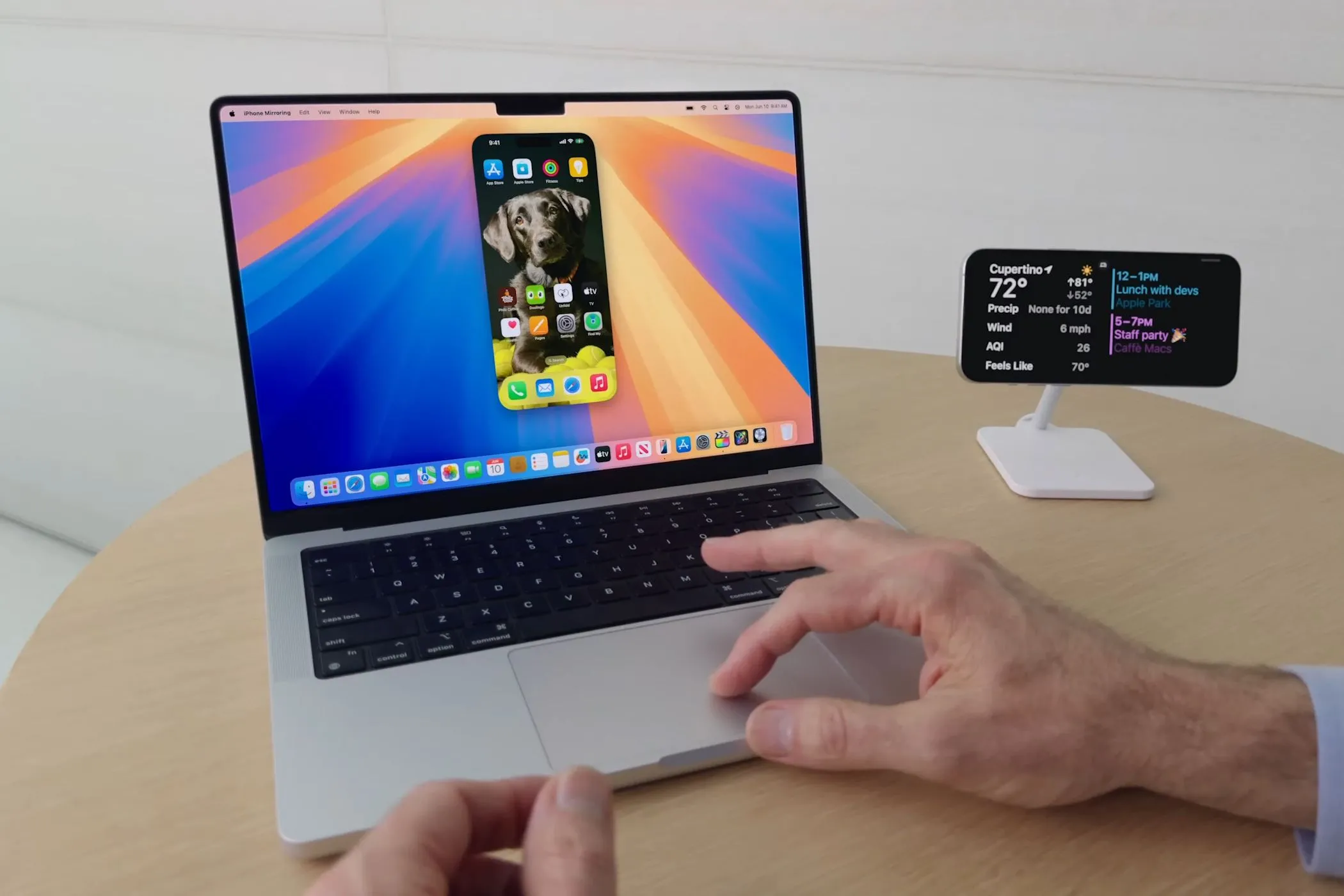 Minh họa phản chiếu màn hình iPhone lên MacBook chạy macOS Sequoia