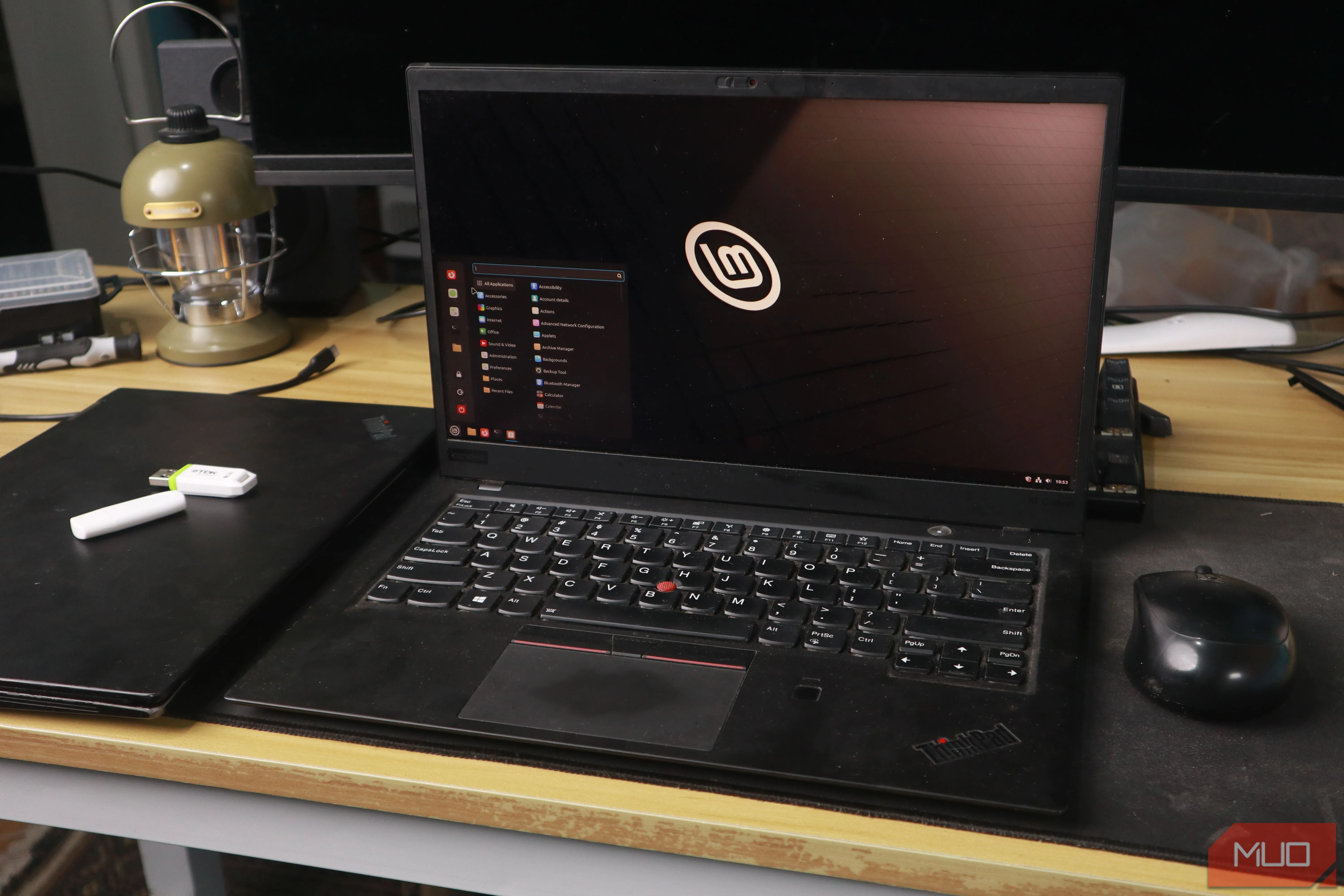 Mô tả giao diện Linux Mint trên laptop ThinkPad, minh họa trải nghiệm dual-boot mượt mà