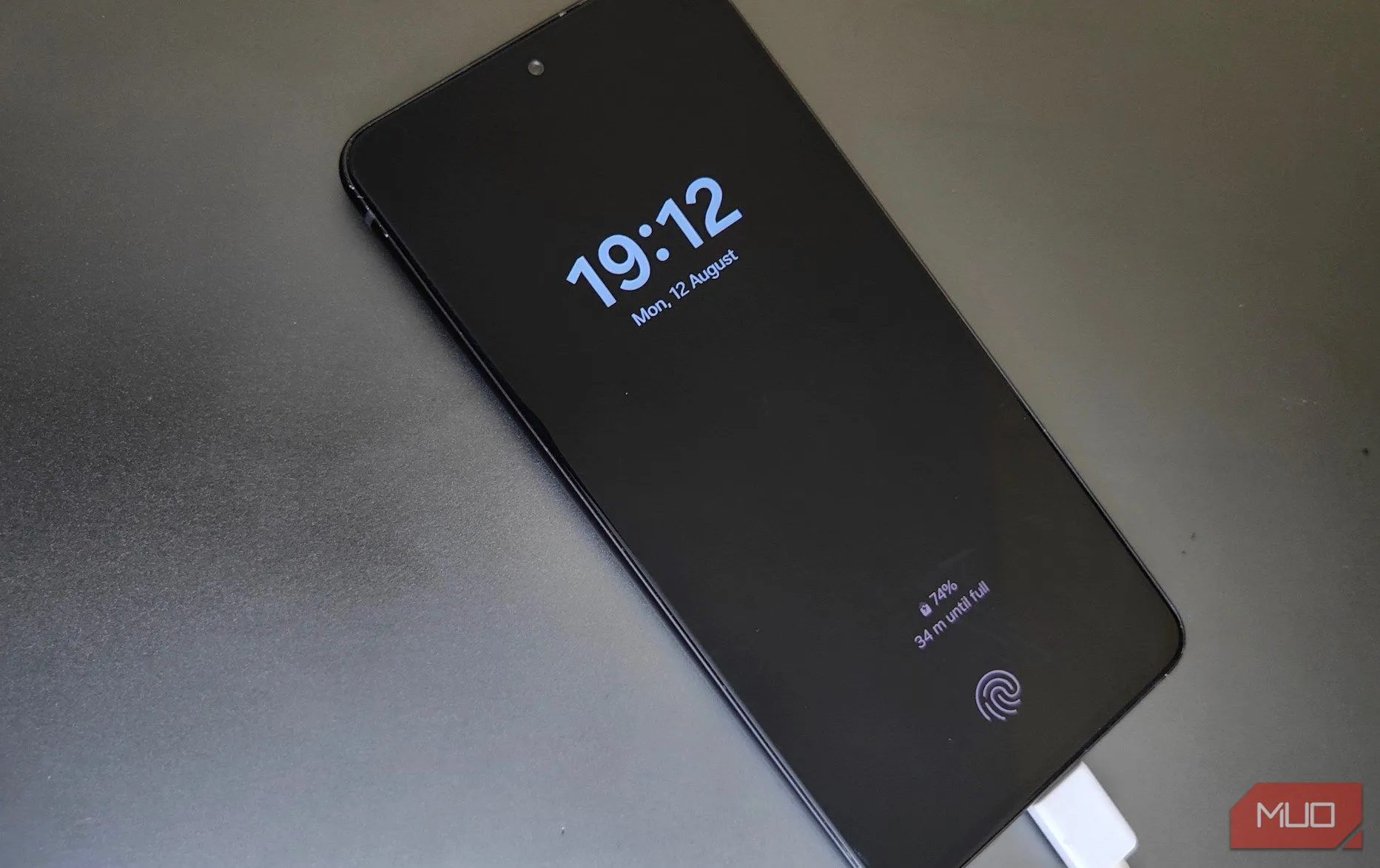 Một chiếc điện thoại Samsung đang được sạc trên bàn, biểu thị tốc độ sạc của Samsung vẫn còn chậm so với các đối thủ cạnh tranh trên thị trường smartphone.