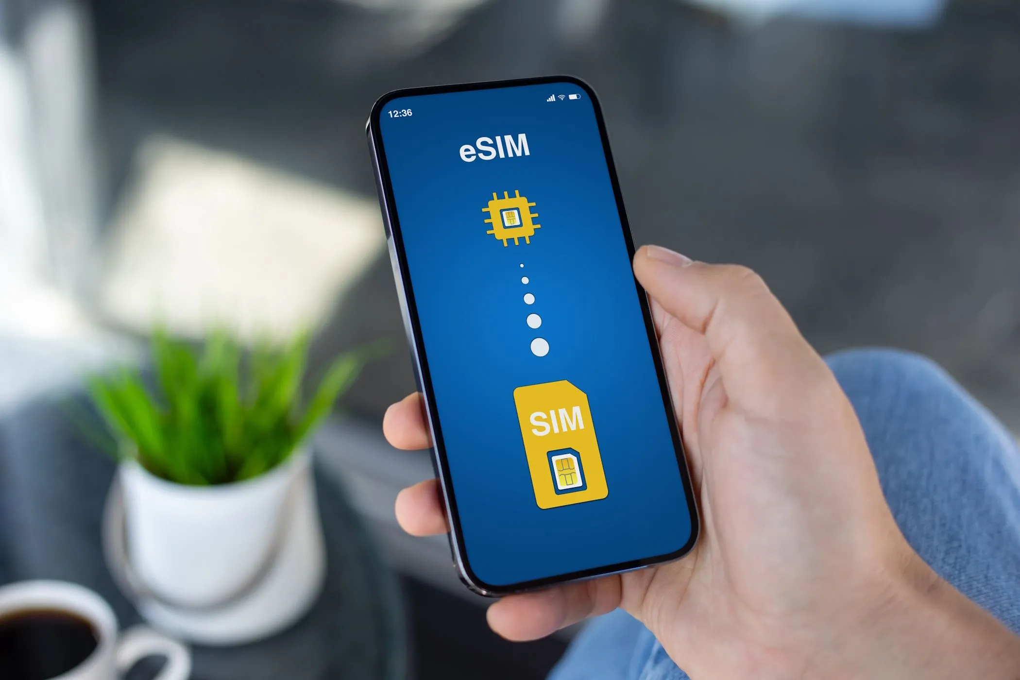 Một chiếc điện thoại thông minh minh họa quá trình chuyển đổi từ SIM vật lý sang eSIM