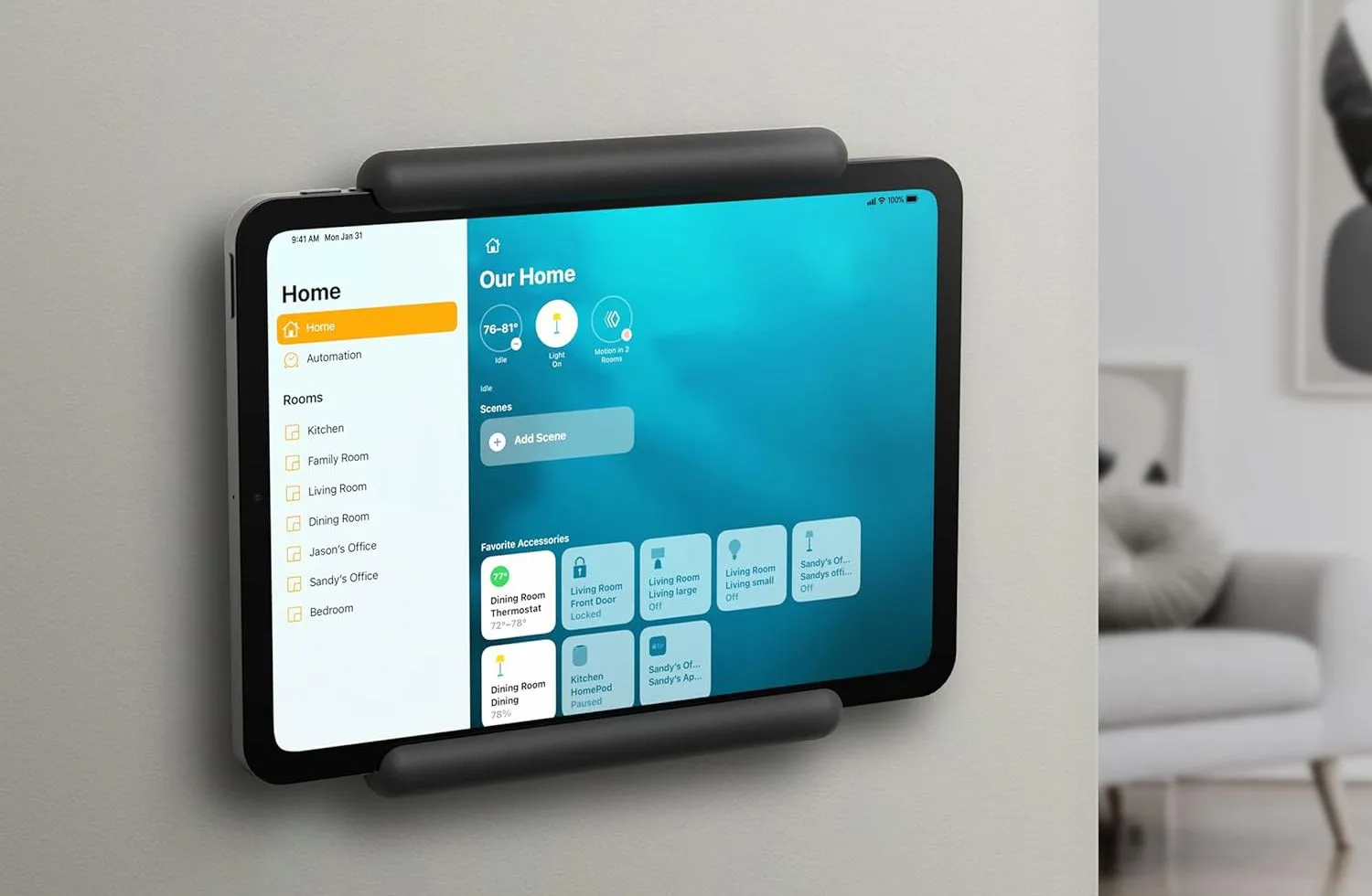 Một chiếc iPad được gắn trên tường, hoạt động như một trung tâm điều khiển nhà thông minh, cho phép quản lý các thiết bị IoT khác nhau.