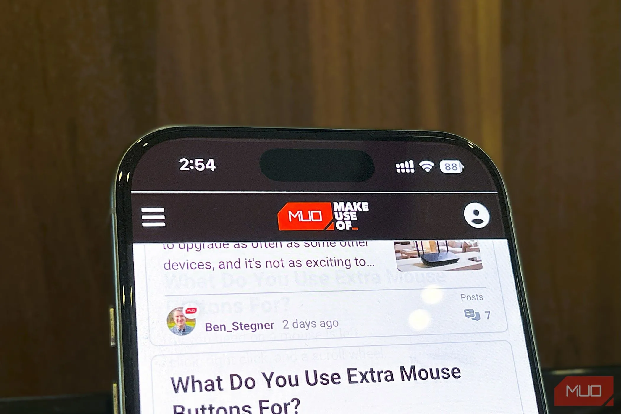 Một chiếc iPhone đặt dọc trên bàn đang hiển thị trình duyệt Safari, minh họa trình duyệt mặc định của iOS.