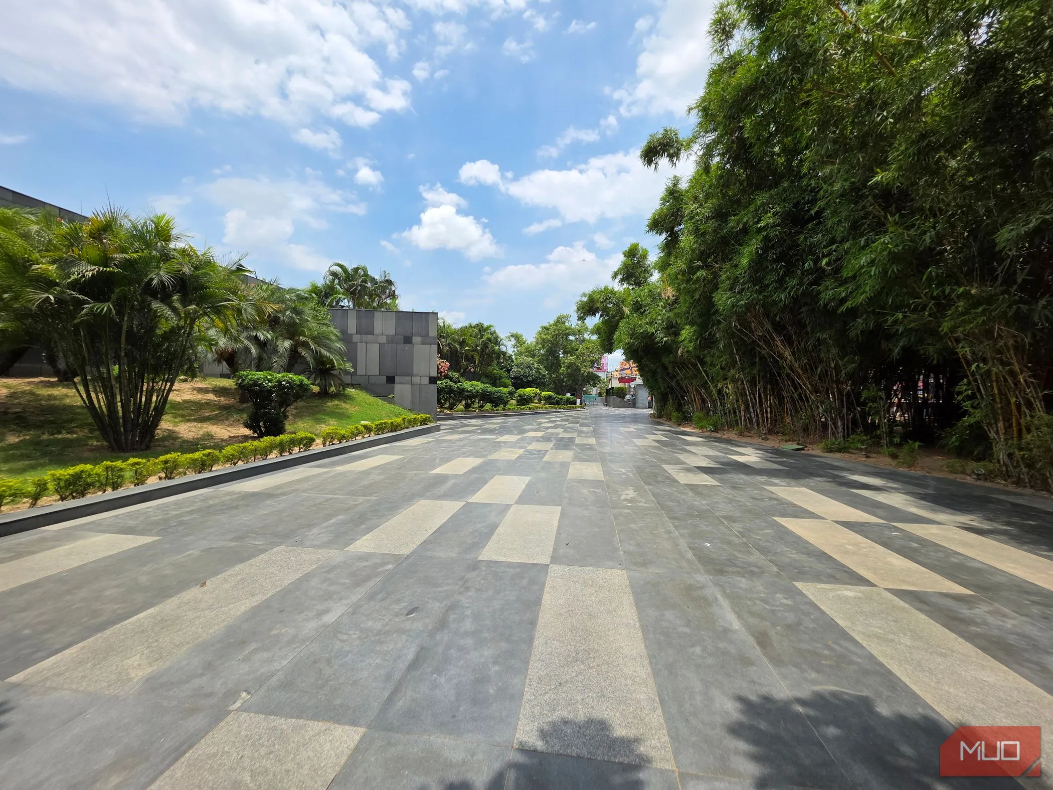 Một công viên được chụp bằng điện thoại sử dụng ống kính góc rộng, cảnh vật ở rìa ảnh có dấu hiệu biến dạng nhẹ.