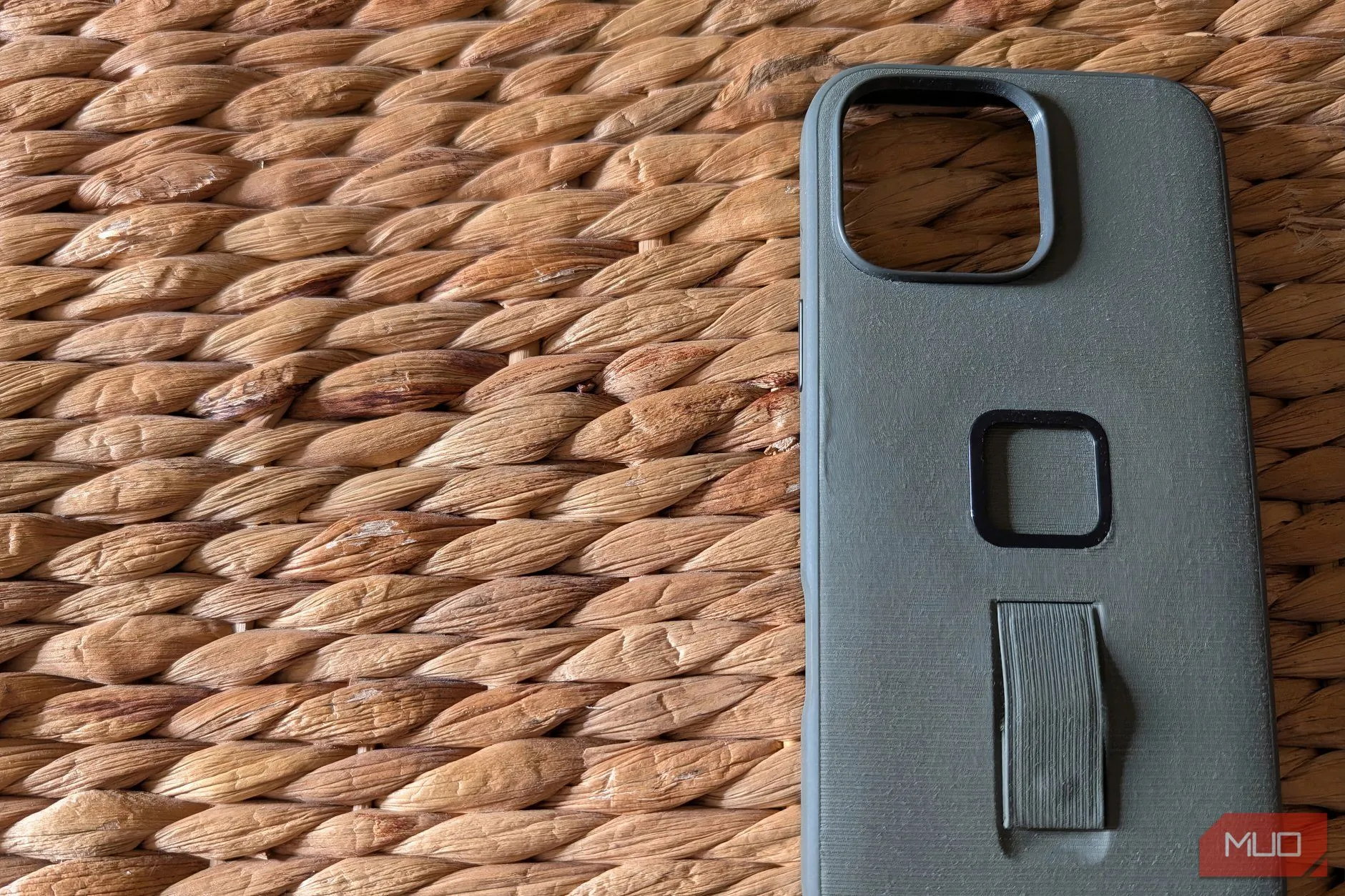 Một mẫu ốp lưng iPhone chuyên dụng với thiết kế đặc biệt, phù hợp cho các nhu cầu sử dụng riêng biệt như chống nước hoặc gắn kết