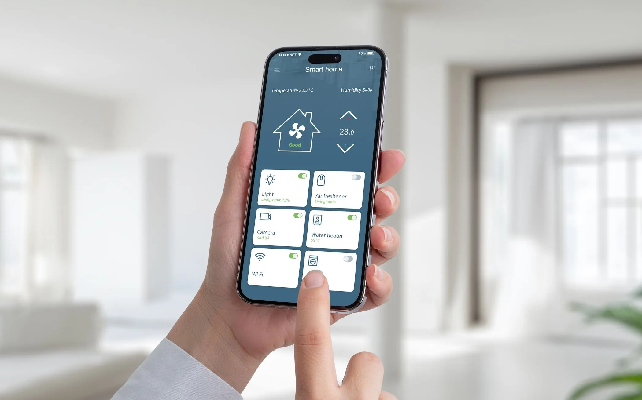 Một người đàn ông dùng iPhone để điều khiển các thiết bị nhà thông minh qua ứng dụng