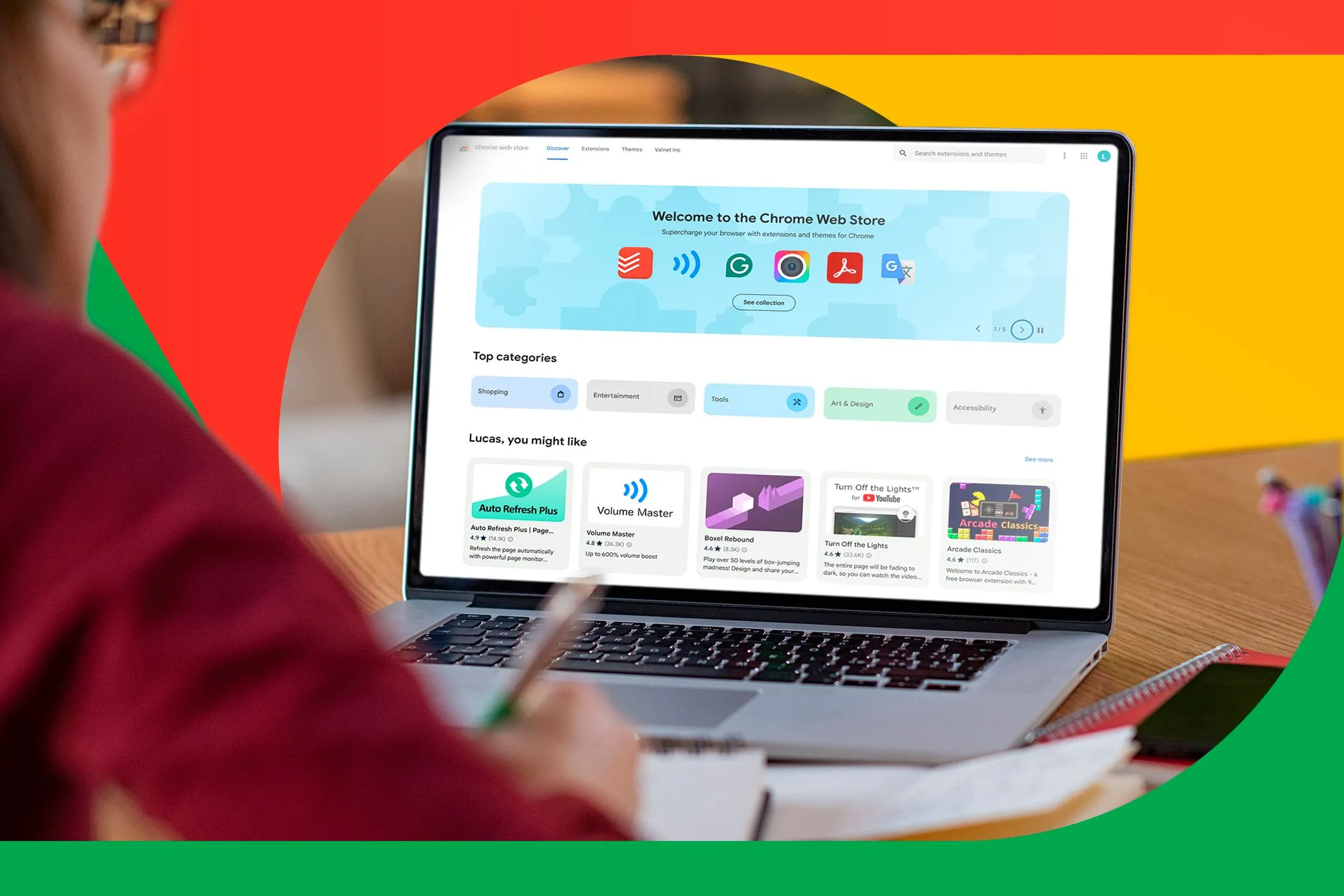 Một người đang học tập sử dụng laptop, màn hình hiển thị Chrome Web Store, minh họa lợi ích của tiện ích mở rộng.
