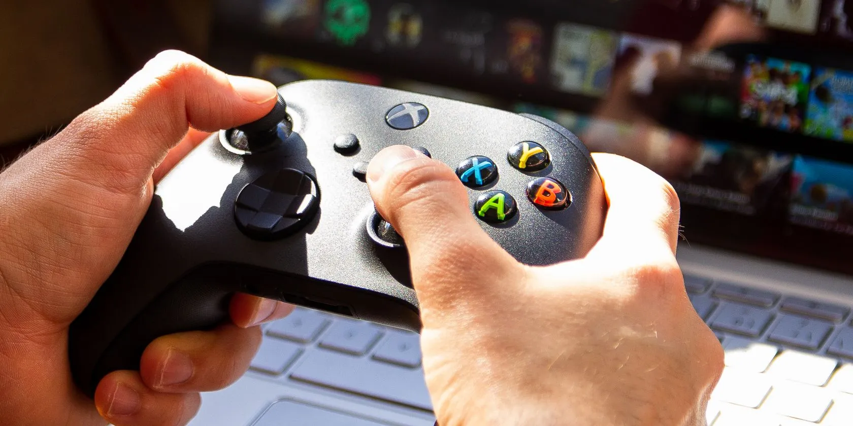 Người đàn ông sử dụng tay cầm Xbox với Chromebook, minh họa khả năng chơi game còn hạn chế trên nền tảng này.