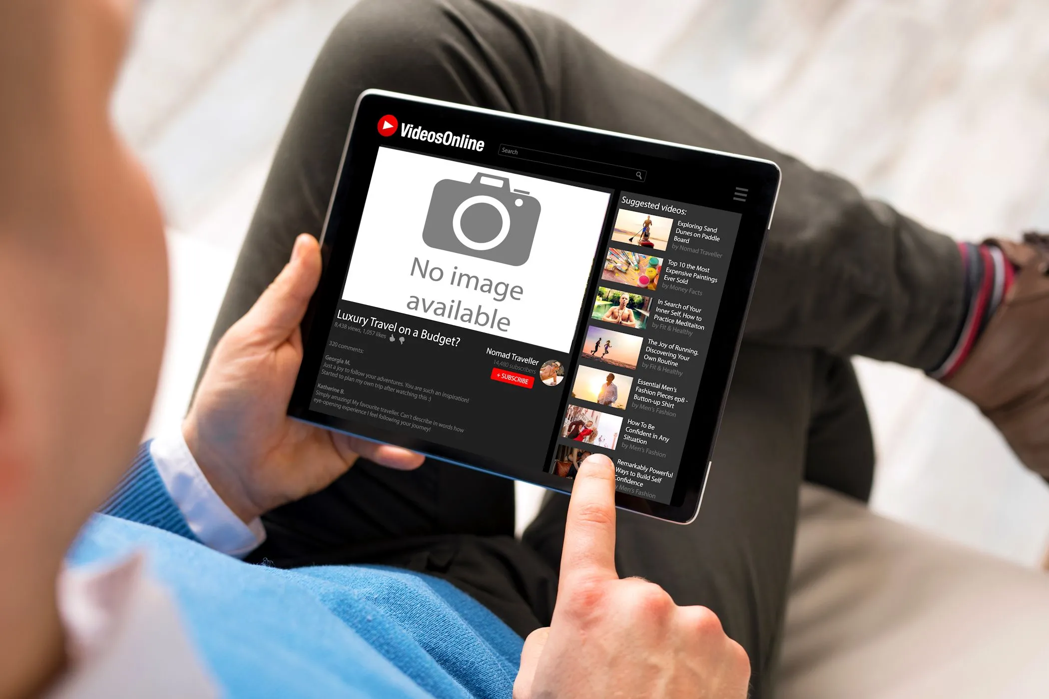 Người đàn ông xem video trực tuyến bị gián đoạn, thể hiện hạn chế khi không có kết nối internet trên Chromebook.