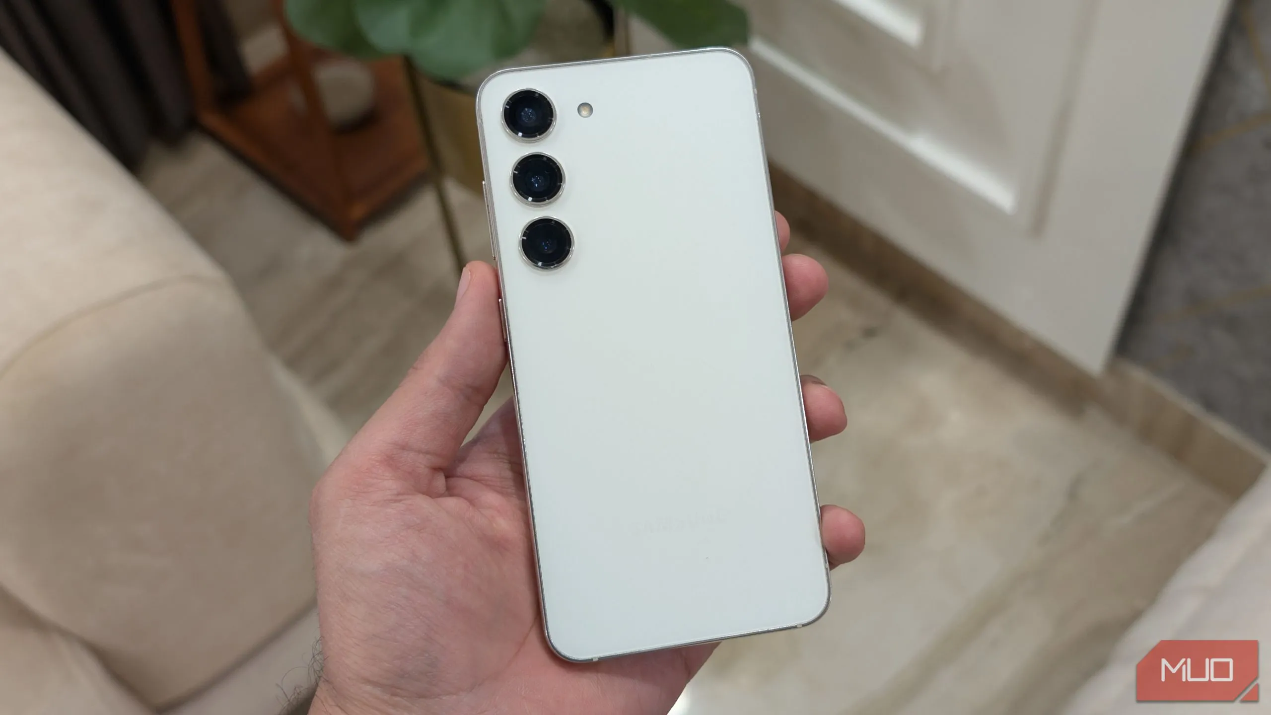 Người dùng cầm Galaxy S23 cho thấy kích thước nhỏ gọn