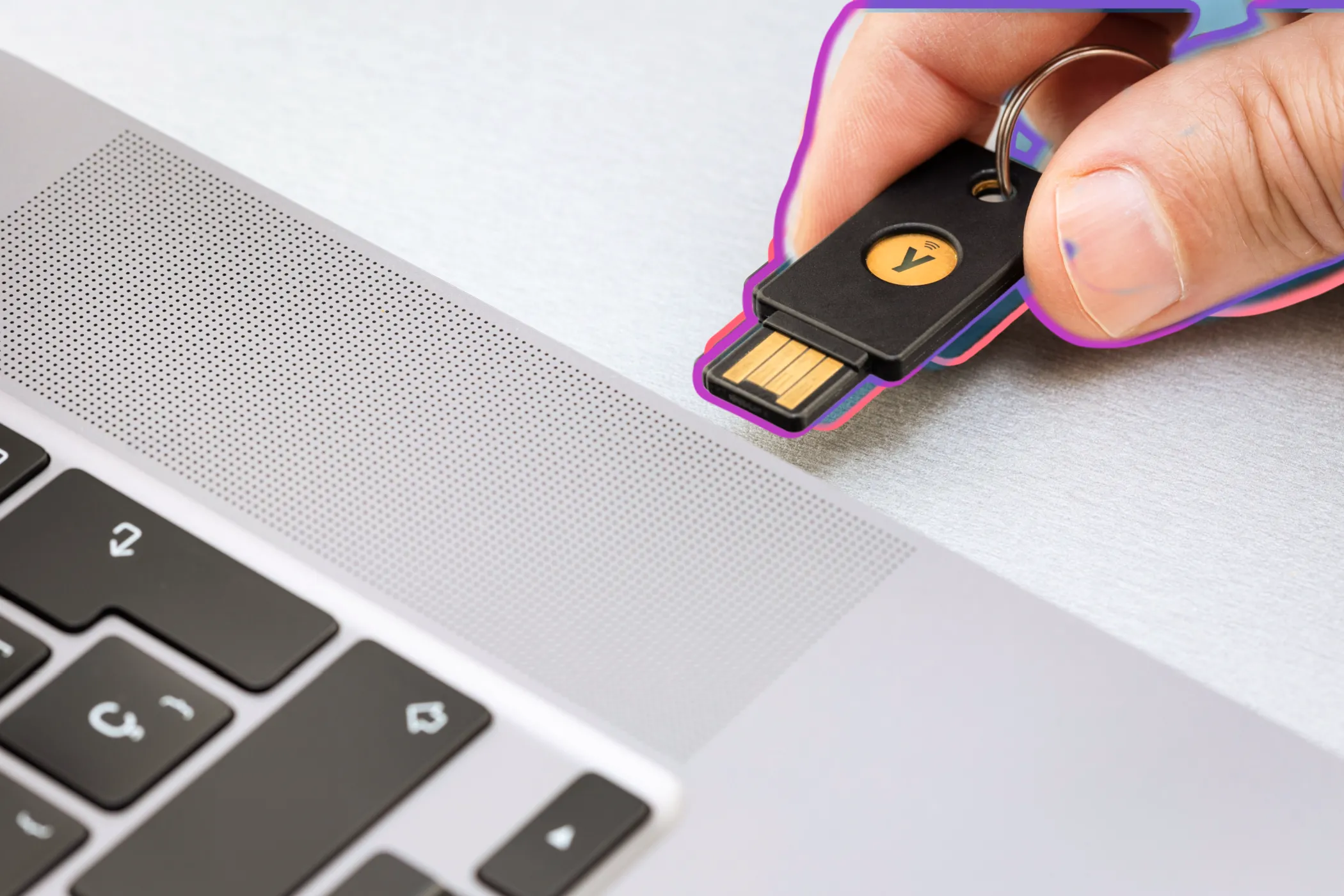 Người dùng cắm khóa bảo mật vật lý Yubico vào cổng USB laptop, thể hiện sự an toàn và quyền riêng tư khi duyệt web với USB Live Linux.