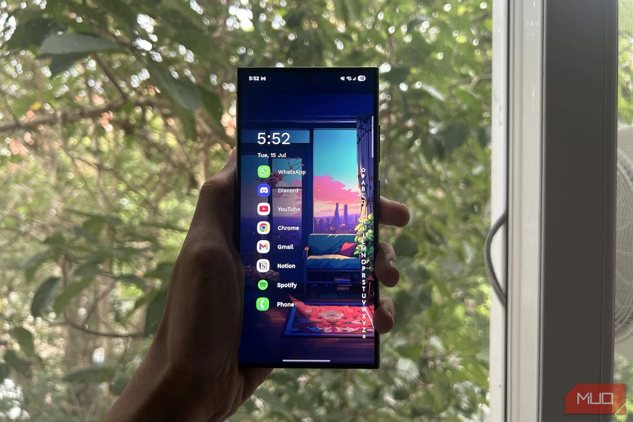 Người dùng cầm Samsung Galaxy S24 Ultra đang chạy giao diện tùy chỉnh Niagara Launcher, thể hiện khả năng cá nhân hóa cao.