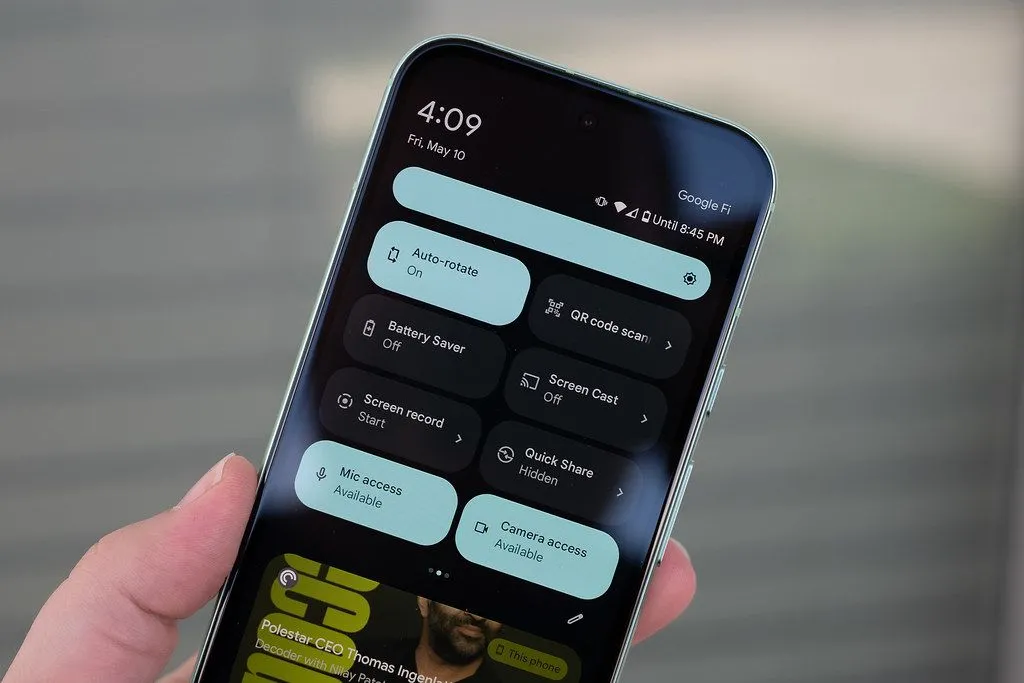 Người dùng đang cầm điện thoại Google Pixel 8a, tượng trưng cho mọi thiết bị di động có thể được bảo vệ bằng lớp phủ gốm để giữ màn hình sạch sẽ