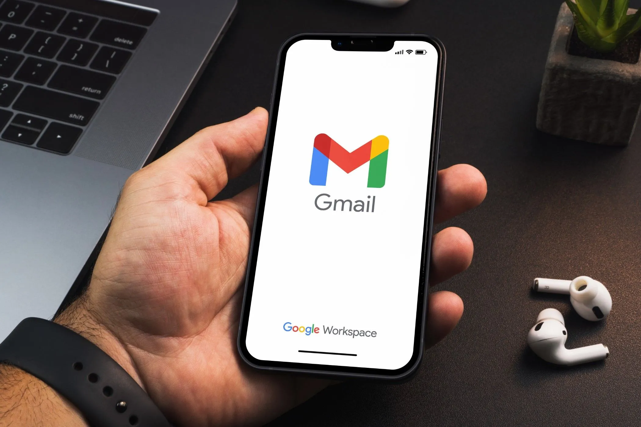 Người dùng đang cầm điện thoại với ứng dụng Gmail mở, thể hiện sự tích hợp AI của Google.
