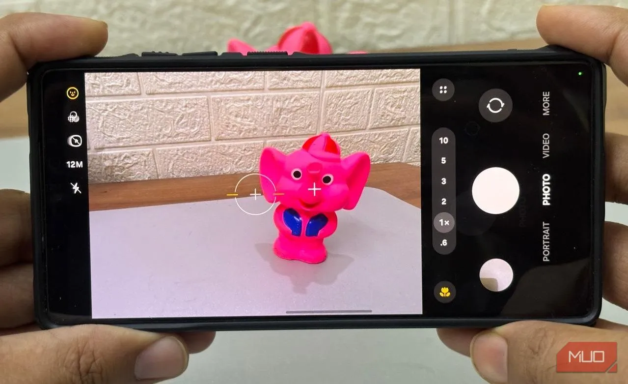 Người dùng đang chụp ảnh với tính năng Gợi ý Chụp (Shot Suggestions) trên điện thoại Samsung, hiển thị mục tiêu căn chỉnh bố cục ảnh.