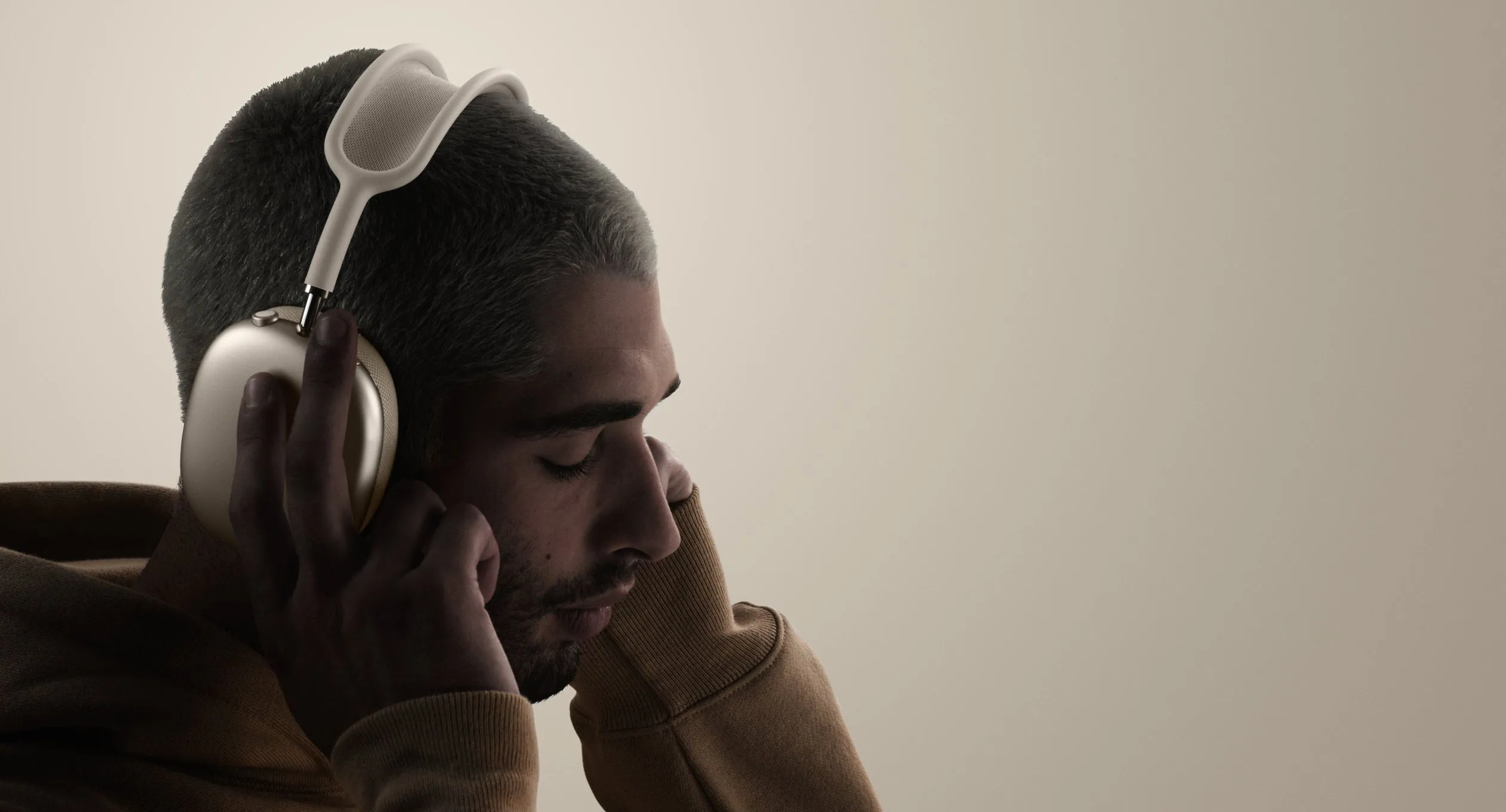 Người dùng đang đeo tai nghe AirPods Max