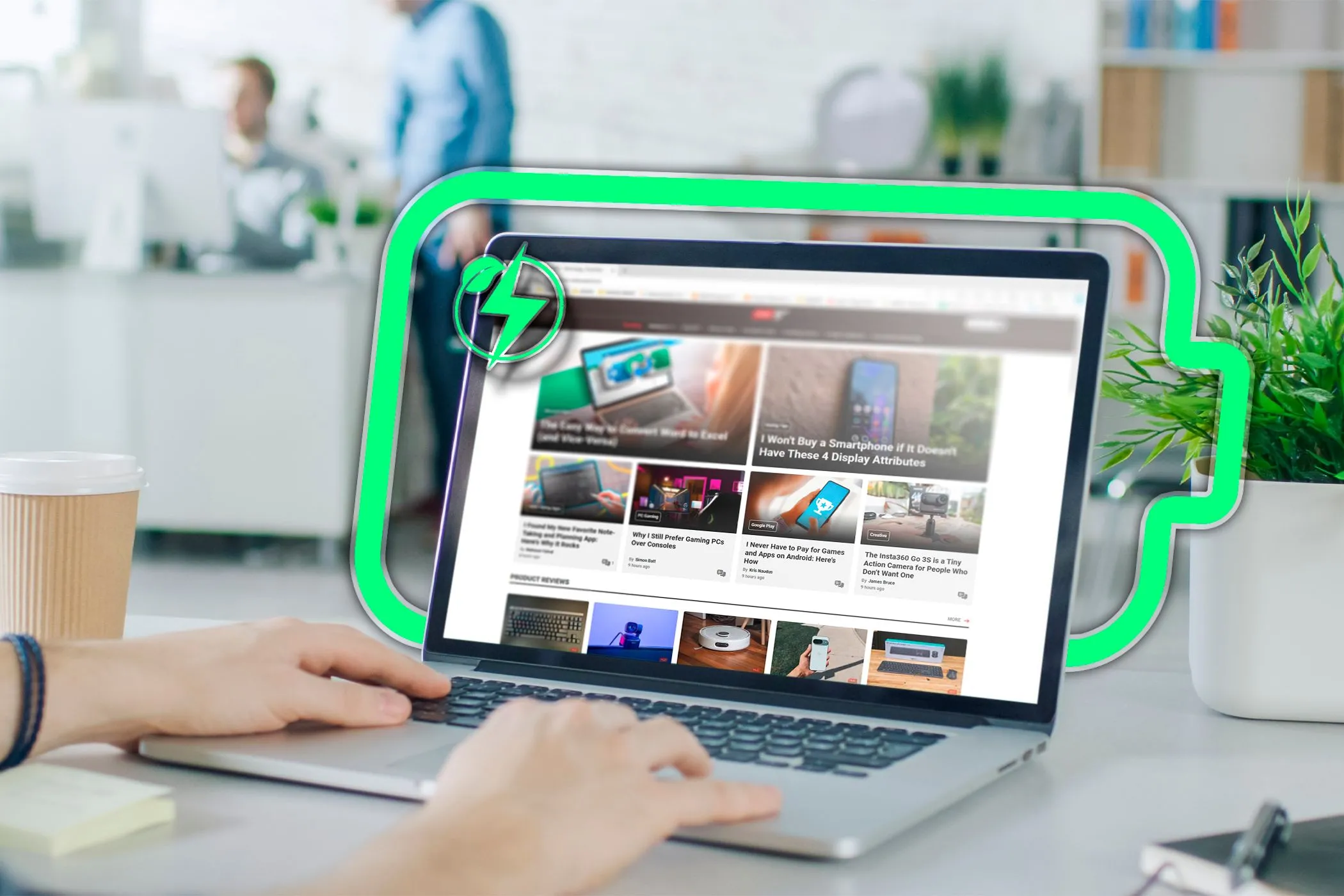 Người dùng đang sử dụng trình duyệt Microsoft Edge trên laptop với biểu tượng tiết kiệm pin, nhấn mạnh tính năng tối ưu năng lượng.