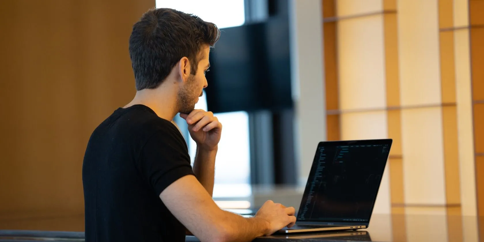 Người dùng đang thao tác trên laptop, minh họa nguy cơ lộ dữ liệu khi sử dụng phần mềm bẻ khóa