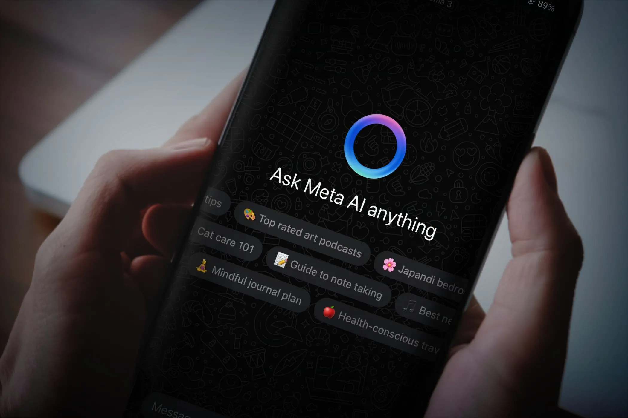 Người dùng đang tương tác với chatbot Meta AI trên màn hình điện thoại, minh họa cho việc sử dụng AI trong WhatsApp.