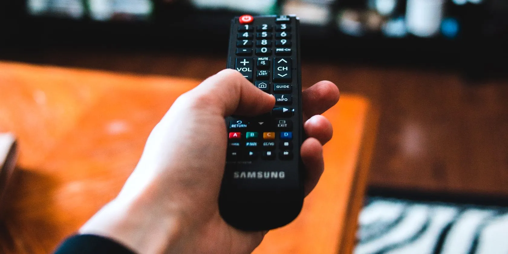 Người dùng điều khiển TV bằng điện thoại thông minh qua tín hiệu hồng ngoại (IR Blaster)
