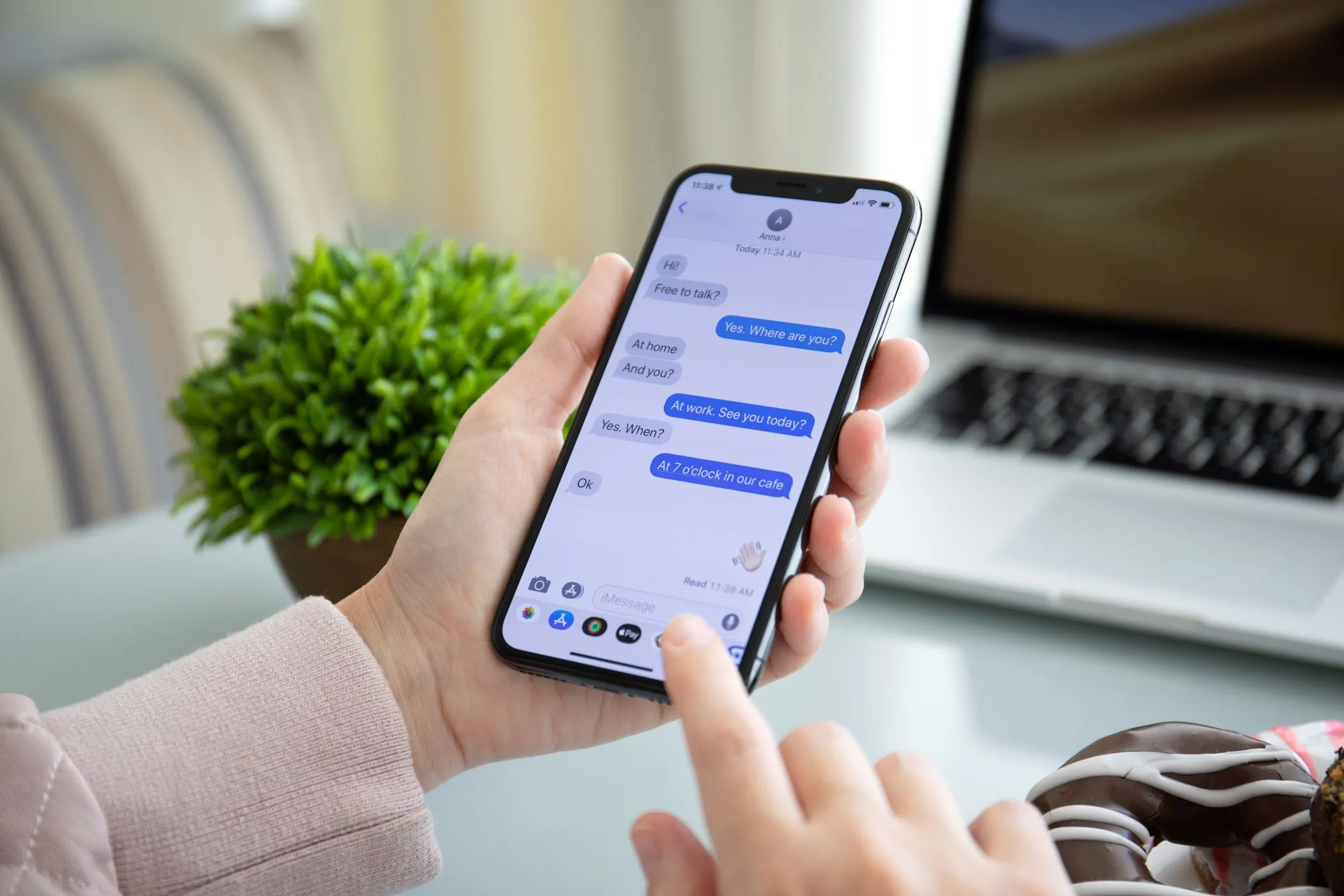 Người dùng iPhone đang nhắn tin qua ứng dụng iMessage, thể hiện tính năng tin nhắn mặc định trên iOS.
