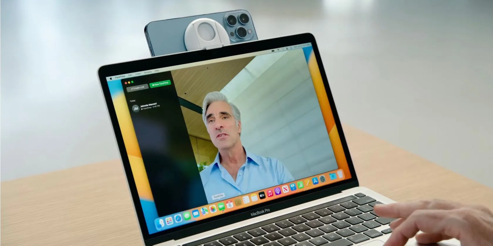 Người dùng MacBook đang sử dụng iPhone làm webcam chất lượng cao cho cuộc gọi video