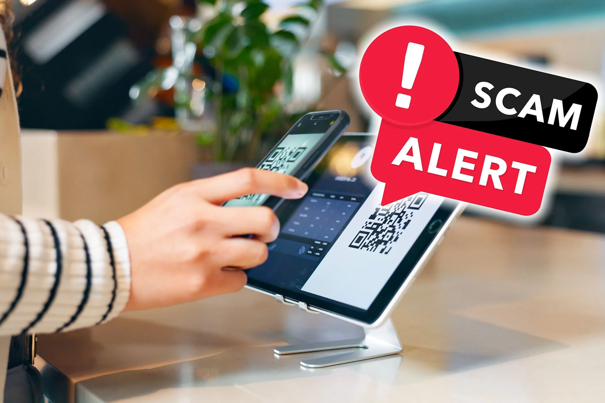 Người dùng sử dụng điện thoại để quét mã QR cho việc thiết lập thiết bị điều khiển từ xa