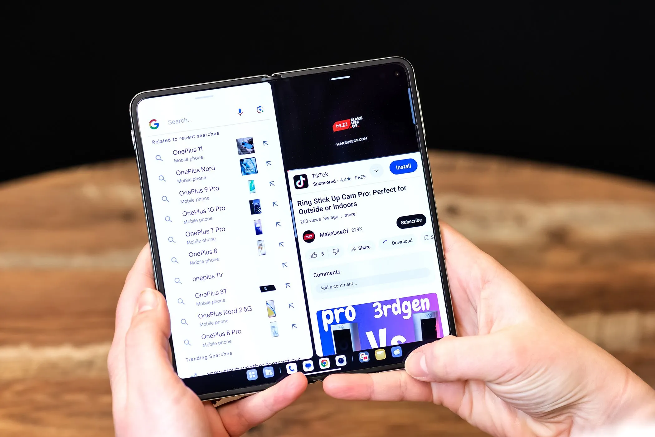 Người dùng thao tác trên điện thoại gập OnePlus Open ở chế độ chia đôi màn hình, tối ưu cho đa nhiệm