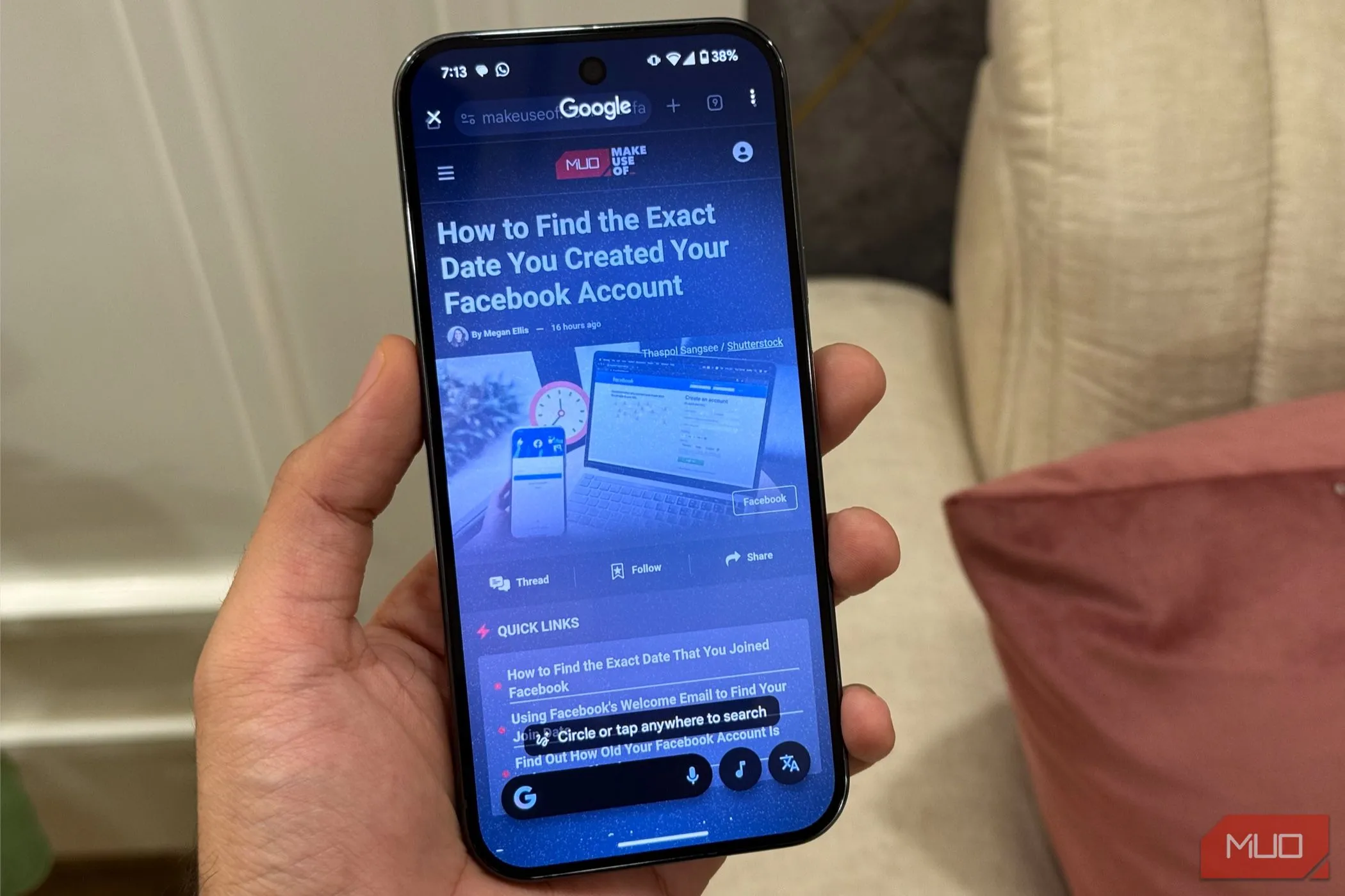 Người dùng trải nghiệm Circle to Search trên điện thoại Google Pixel 9