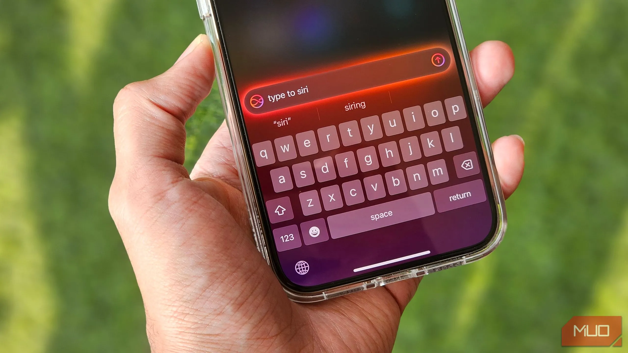 Người dùng tương tác với tính năng Gõ để Siri (Type to Siri) trên iPhone, minh họa cách thức hoạt động của trợ lý ảo AI trên thiết bị Apple.