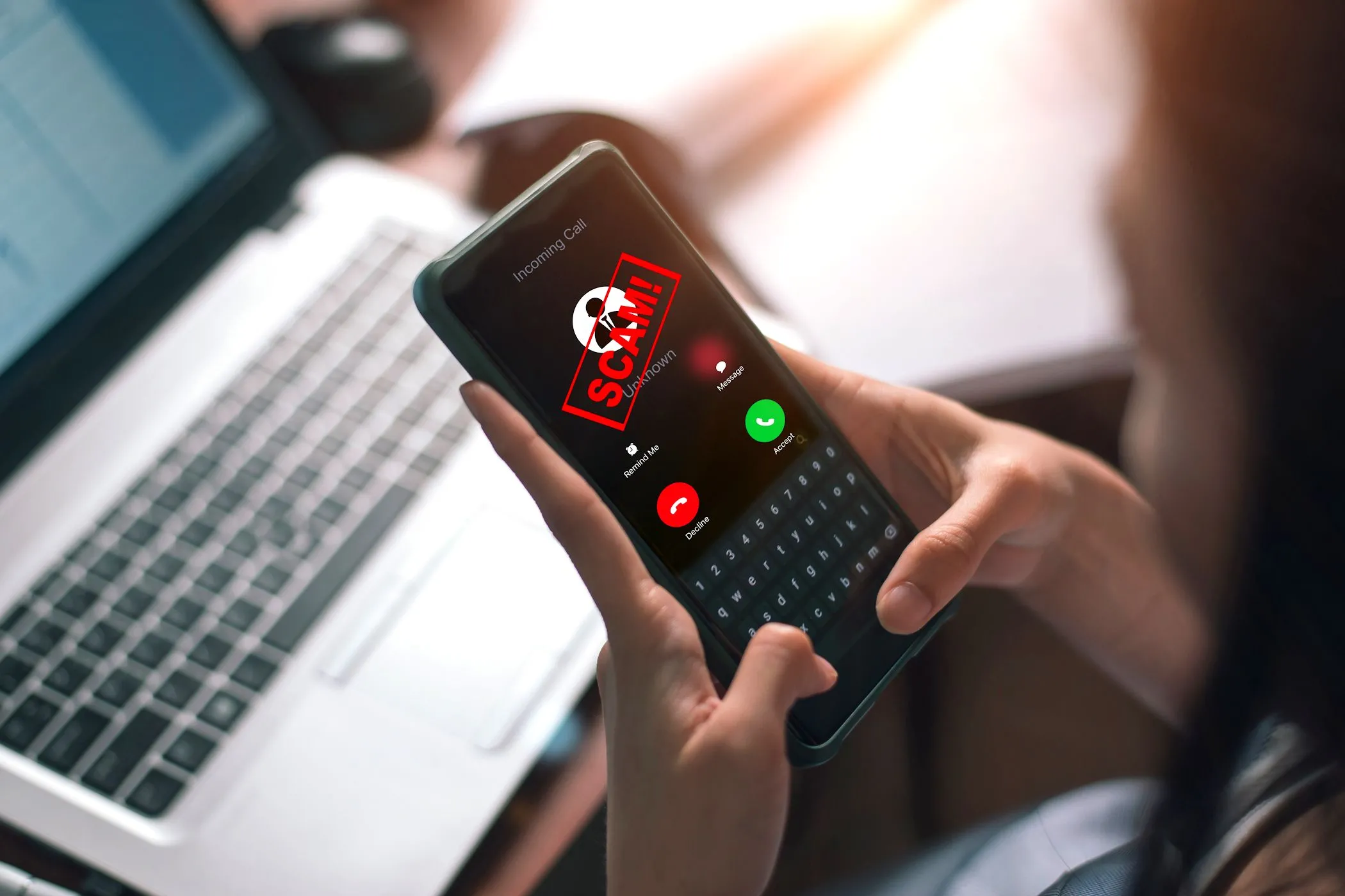 Người phụ nữ đang nhận cuộc gọi trên điện thoại thông minh, minh họa tính năng Lọc Cuộc gọi của iOS 26.
