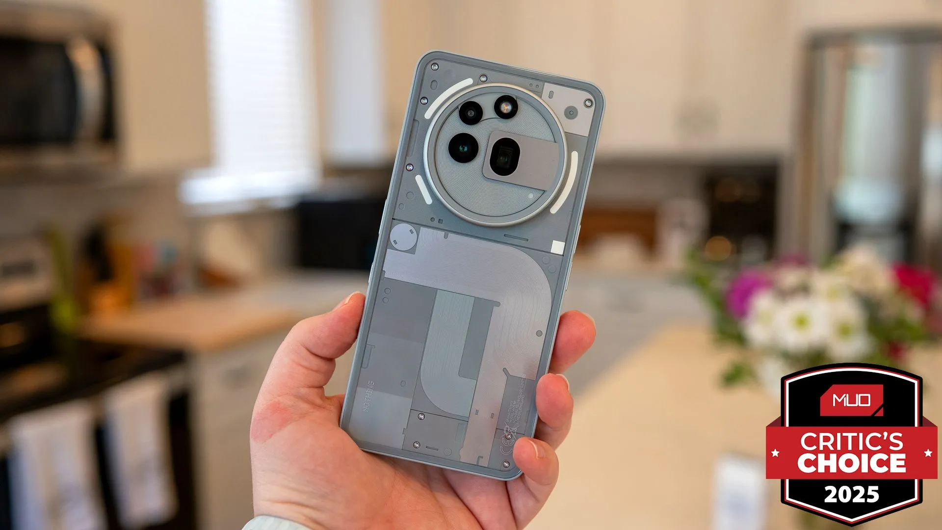 Nothing Phone (3a) Pro cầm trên tay với giải thưởng tại MWC 2025