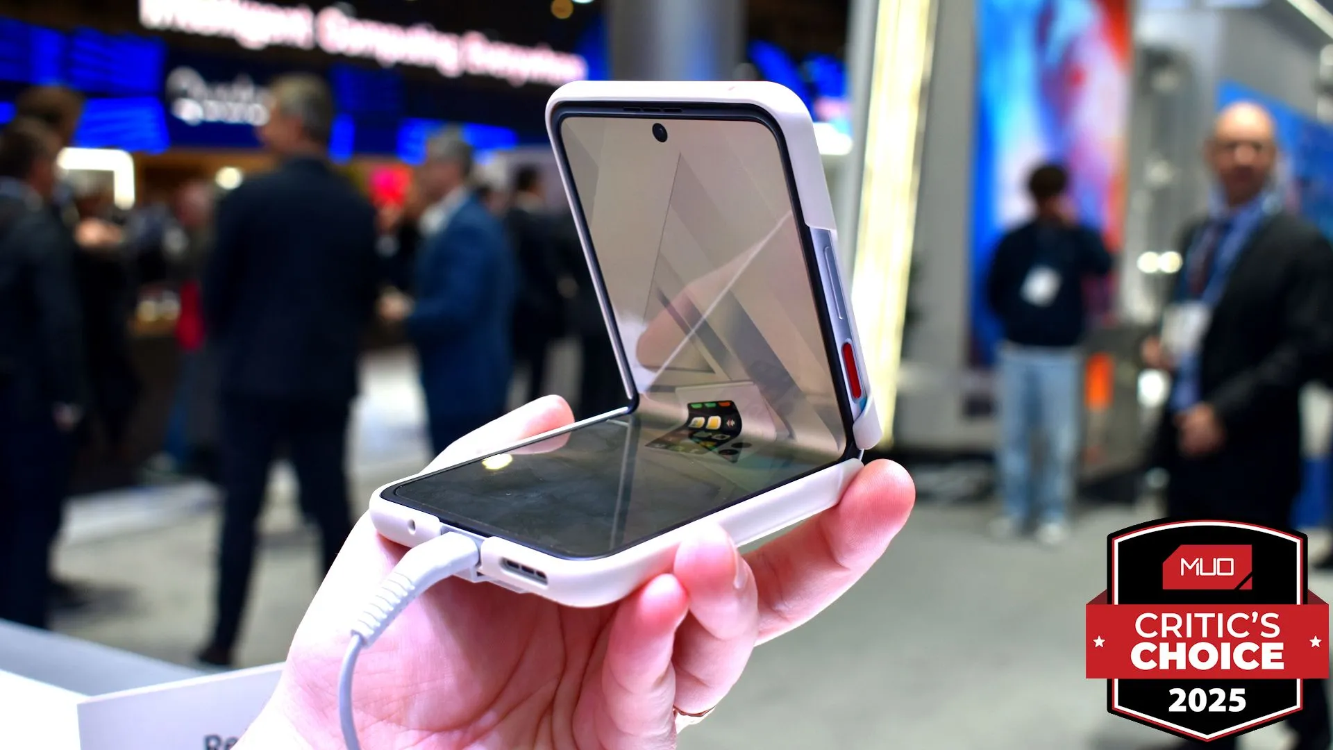 Nubia Flip 2 gập một nửa với nếp gập tại MWC 2025 kèm giải thưởng