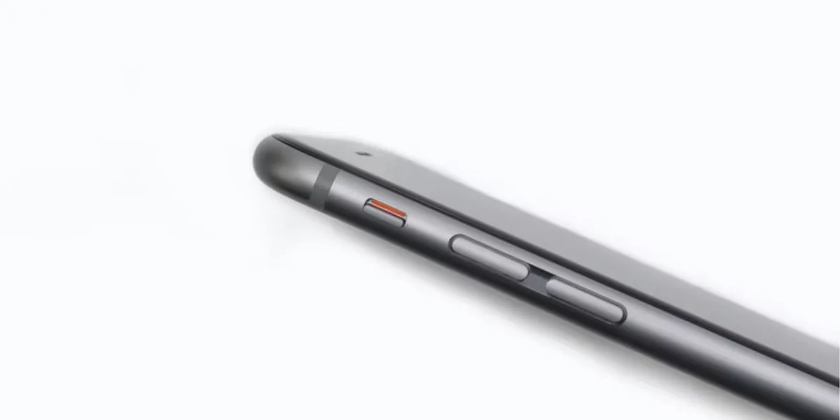 Nút gạt chế độ im lặng và các nút âm lượng trên iPhone.