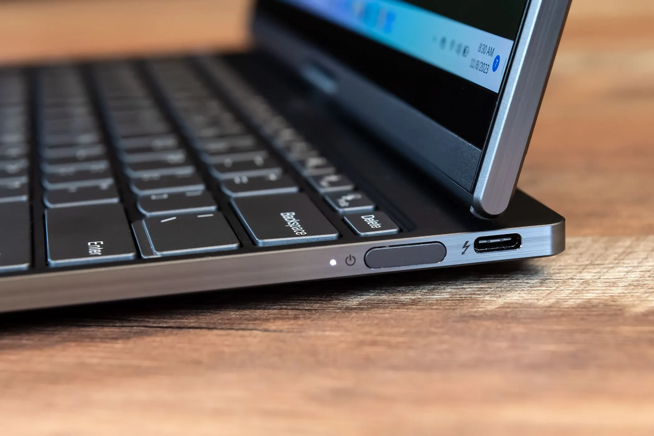 Nút nguồn và cổng sạc USB-C trên laptop Lenovo ThinkBook Plus Gen 4, minh họa cho việc hard reset