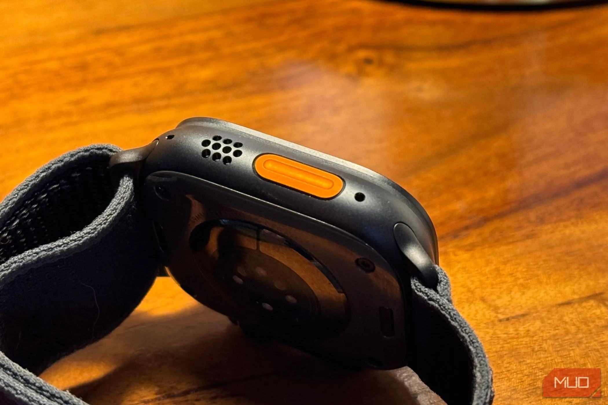 Nút Tác vụ (Action Button) màu đen trên Apple Watch Ultra 2