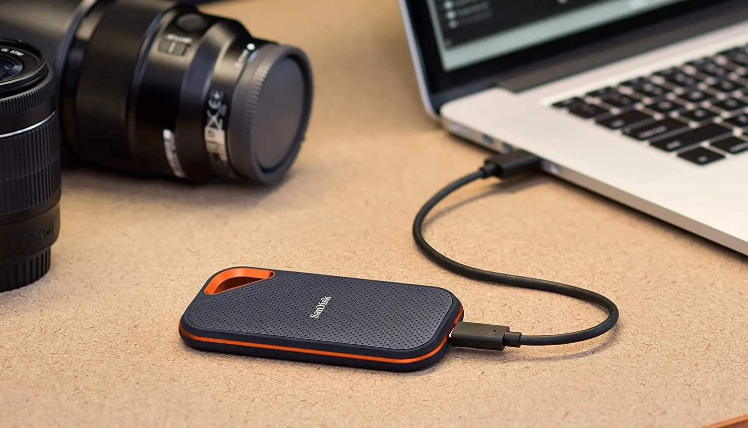Ổ cứng SSD di động SanDisk Extreme Pro kết nối với laptop qua cáp USB, sẵn sàng sao lưu dữ liệu từ hệ điều hành bị lỗi bằng USB Live Linux.