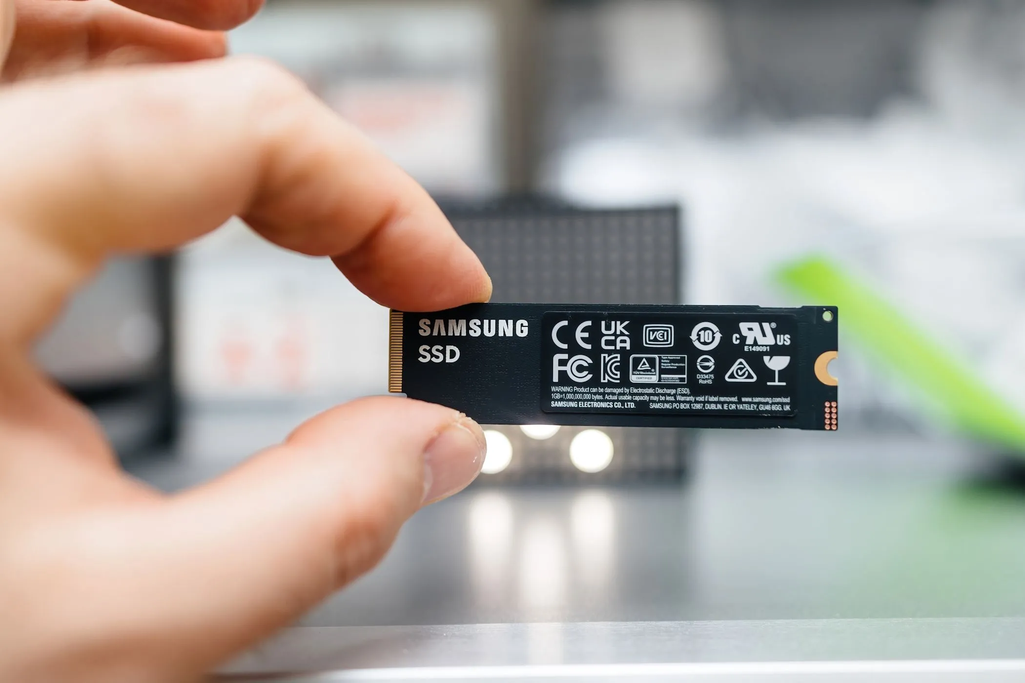Ổ cứng SSD Samsung kích thước nhỏ gọn, thể hiện sự phát triển công nghệ ổ cứng hiện đại