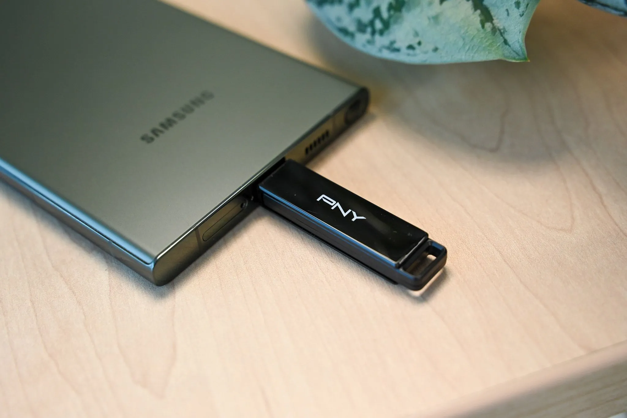 Ổ đĩa flash PNY Elite X Type-C được cắm vào cổng USB của điện thoại Samsung, minh họa việc mở rộng dung lượng lưu trữ.