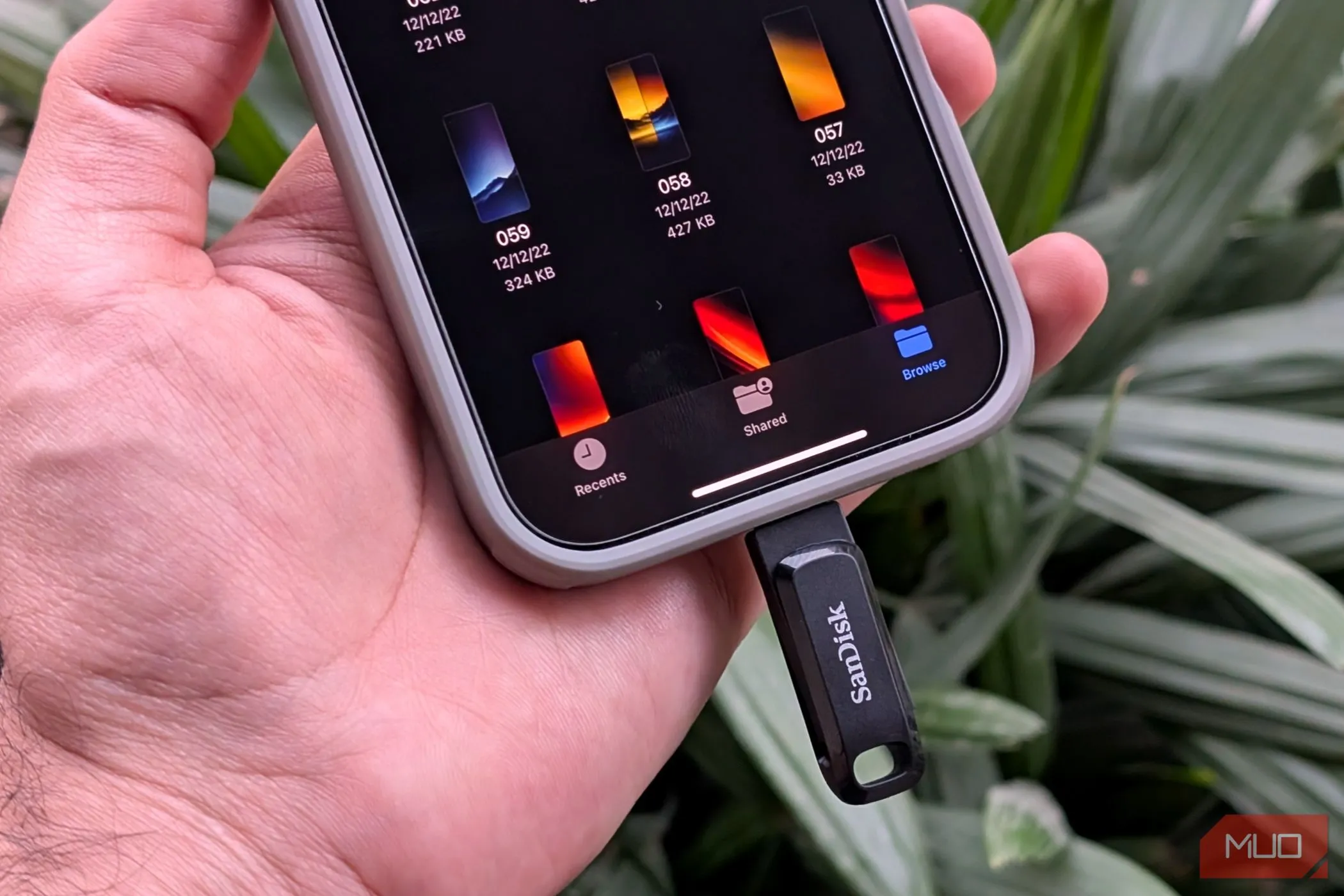 Ổ đĩa flash USB-C cắm vào iPhone, minh họa khả năng mở rộng bộ nhớ điện thoại