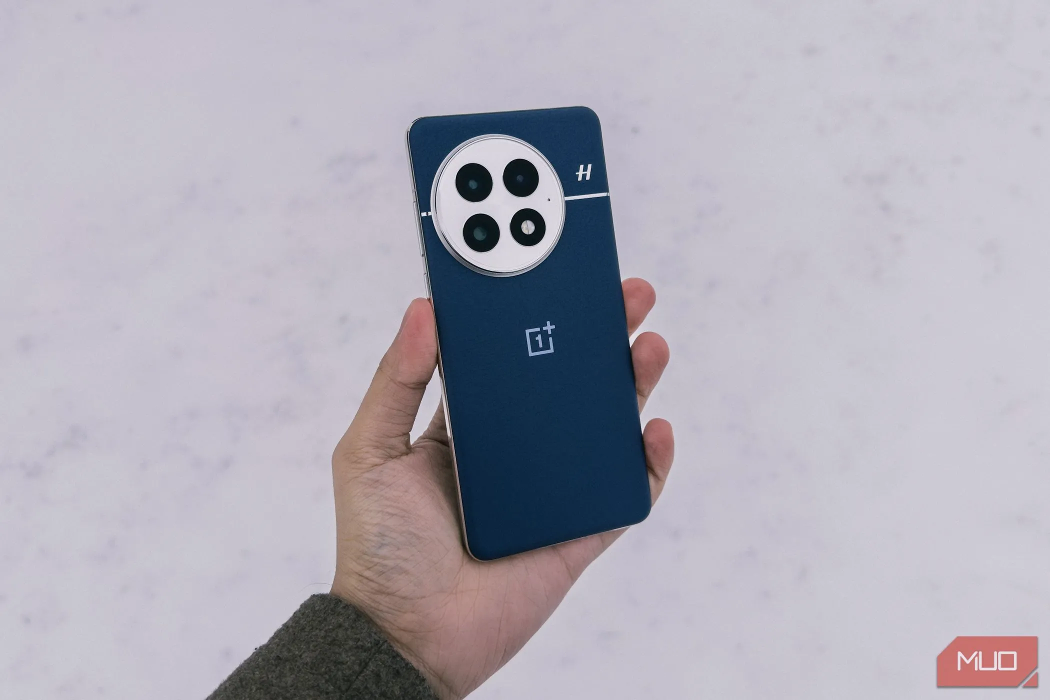 OnePlus 13 cầm trên tay giữa khung cảnh tuyết trắng, gợi lên cảm giác về một thiết bị bền bỉ, mạnh mẽ