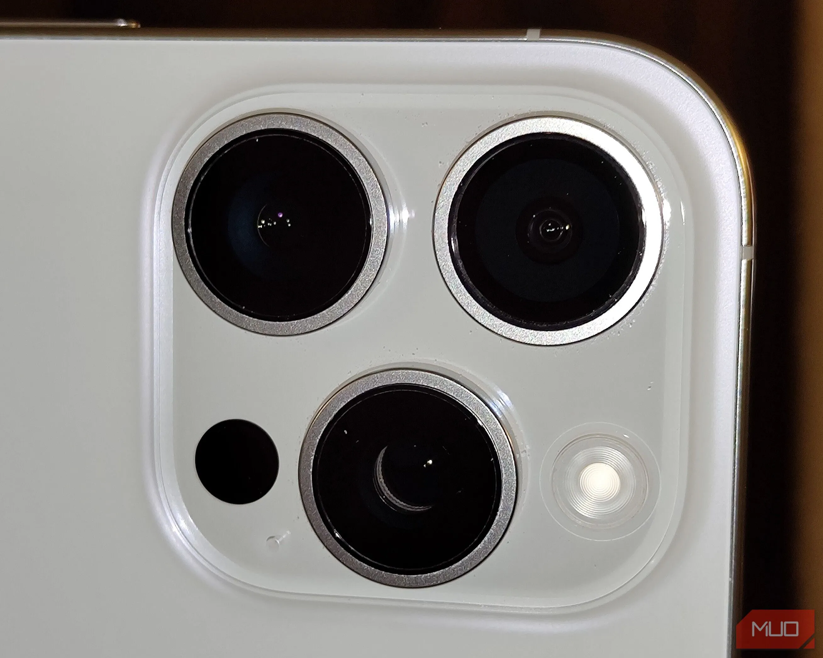 Ống kính camera điện thoại sạch bóng phản chiếu ánh sáng