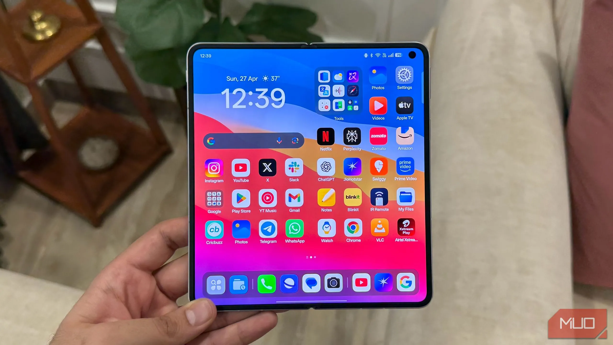 Oppo Find N5 khi mở ra, hiển thị màn hình chính lớn và rõ nét, tối ưu cho năng suất làm việc.