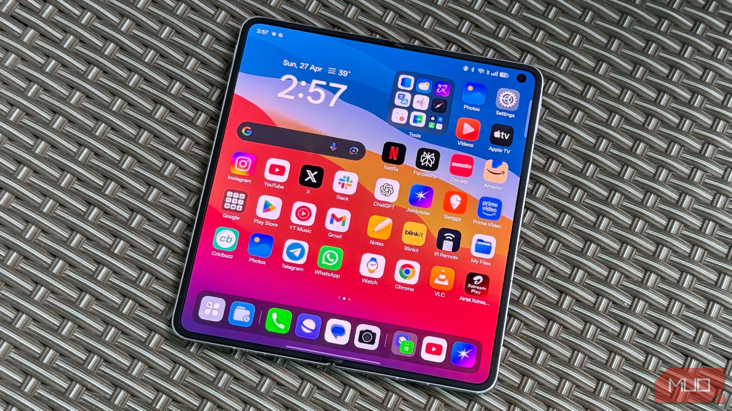 Oppo Find N5 với thiết kế mỏng nhẹ, sang trọng, cầm nắm thoải mái.