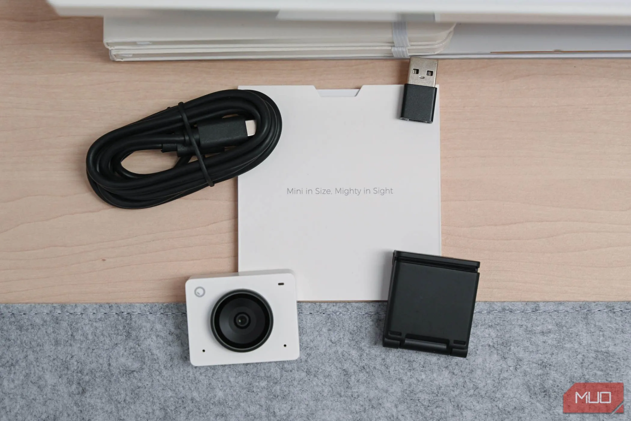 Phụ kiện và các thành phần đi kèm bên trong hộp của webcam OBSBOT Meet 2