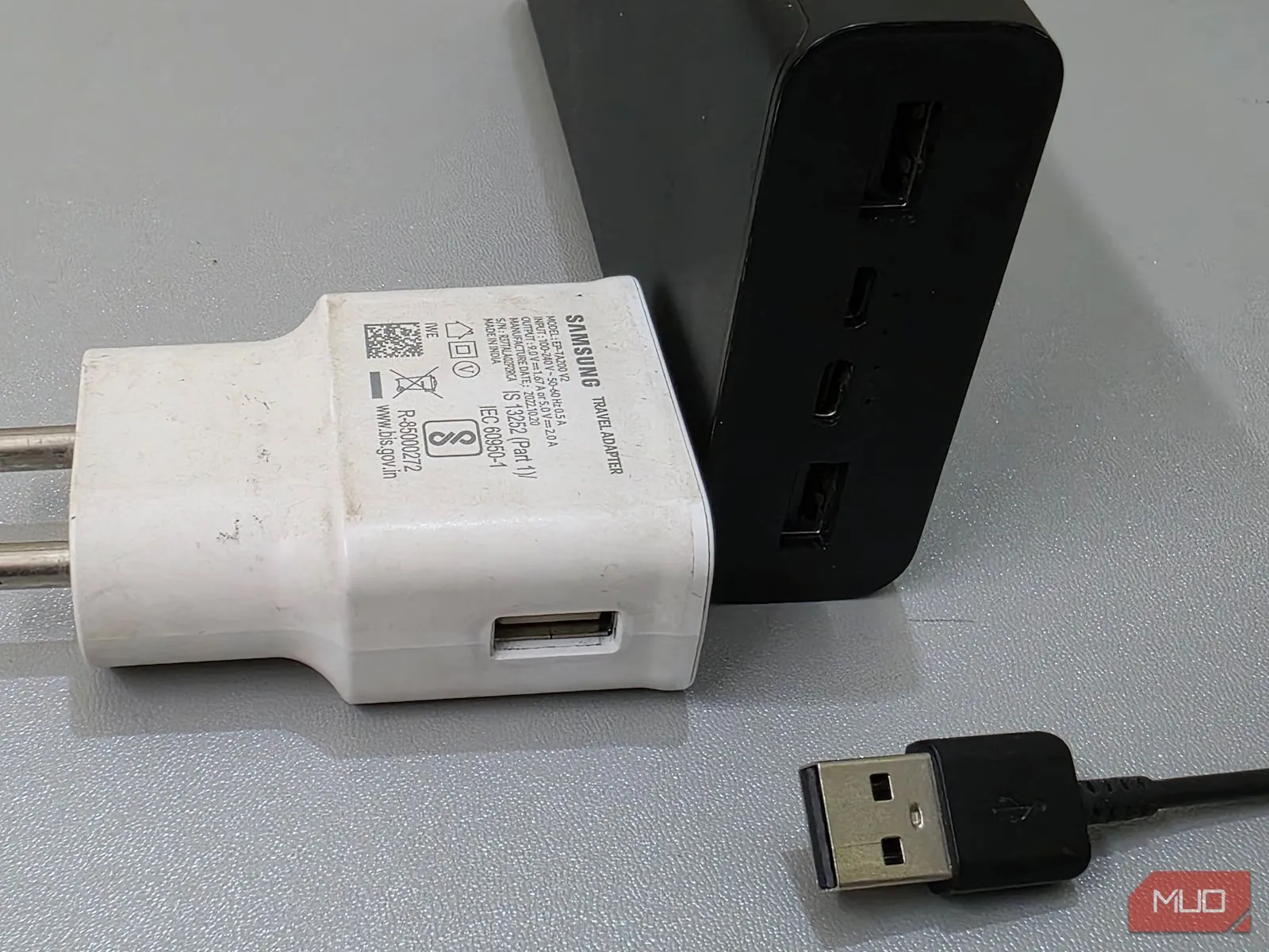 Pin dự phòng, cáp sạc USB-C và củ sạc Samsung