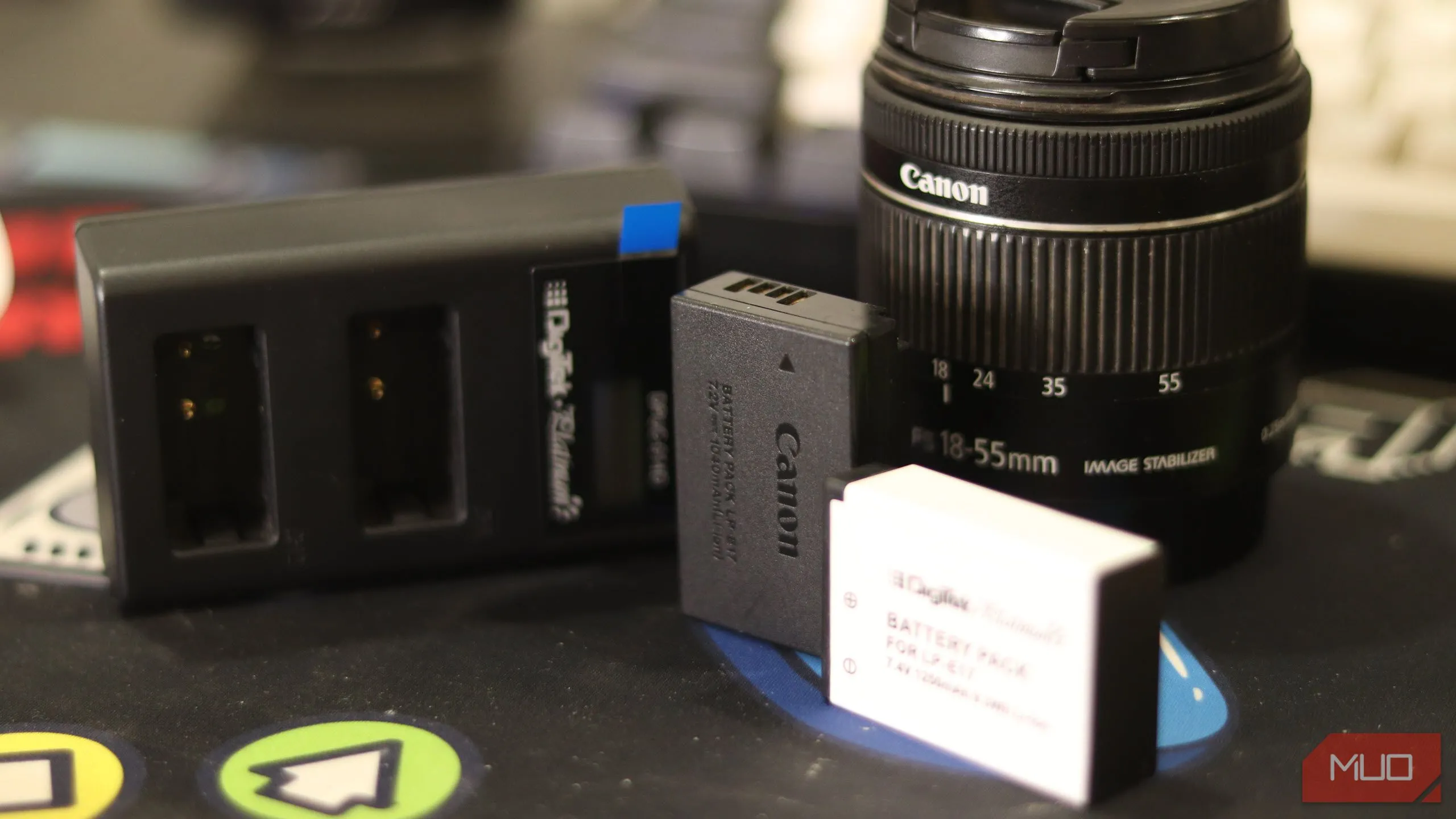 Pin máy ảnh DSLR bên thứ ba cùng với pin Canon chính hãng