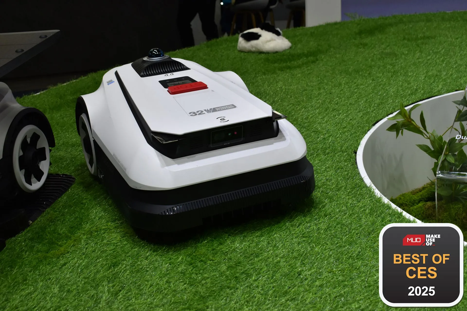 Robot cắt cỏ Ecovacs GOAT A3000 LiDAR tại CES 2025