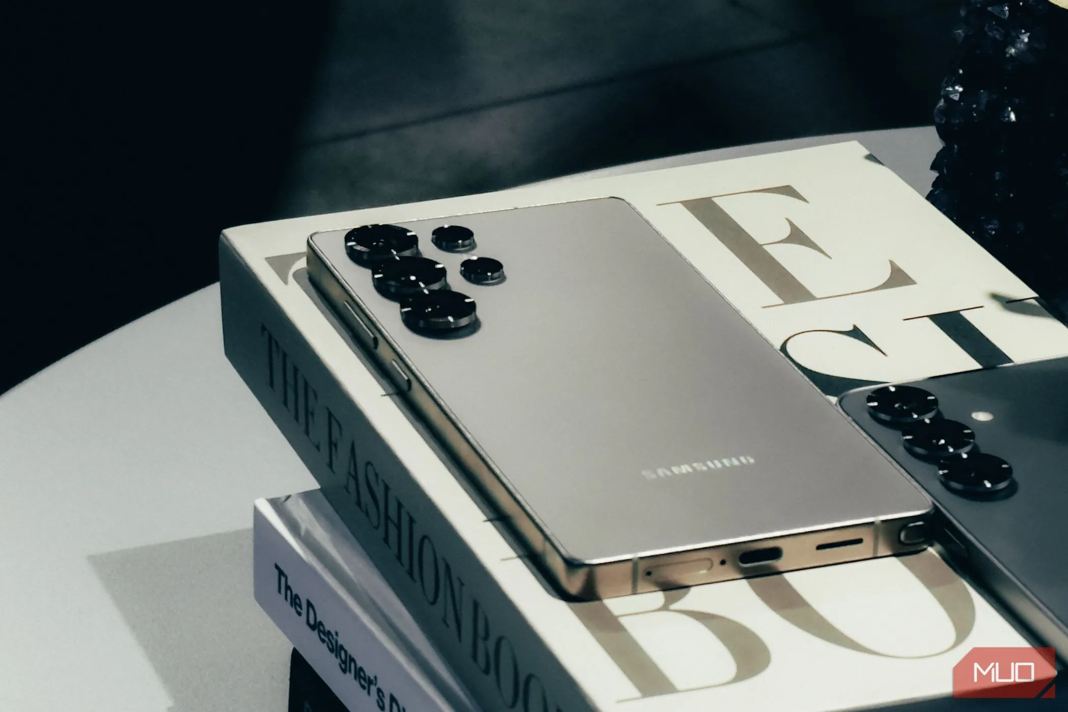 Samsung Galaxy S25 phiên bản Silver Shadow nghiêng trên sách