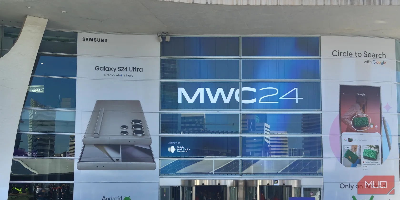 Sảnh vào triển lãm MWC 2024 tại Barcelona, Tây Ban Nha, với đông đảo khách tham quan